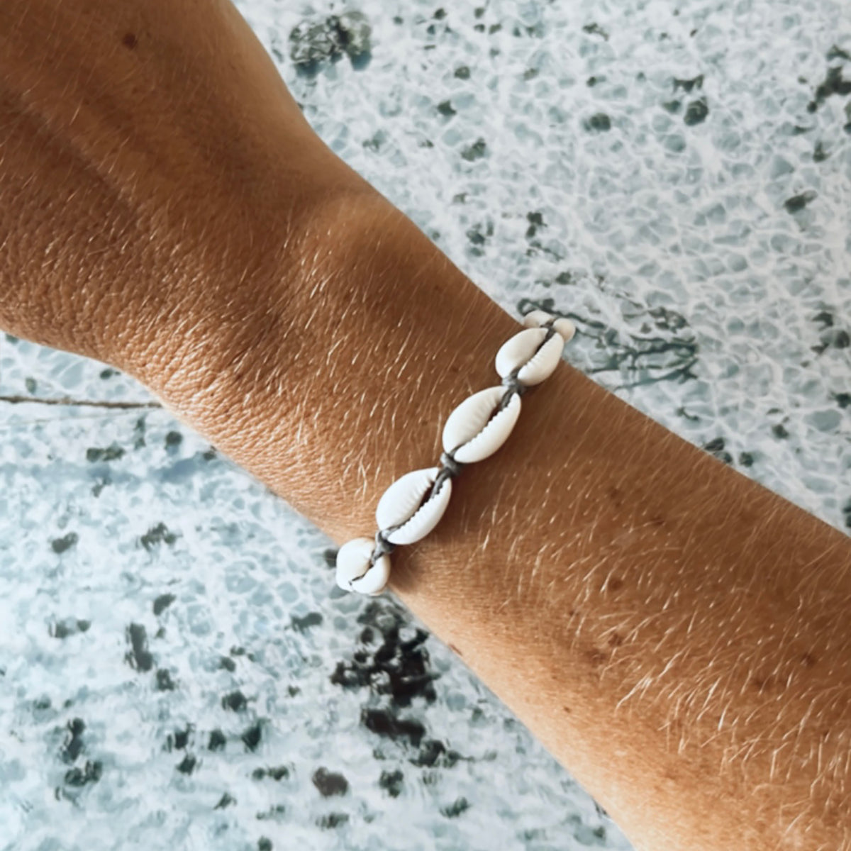 Bracelet-Grey Shells – Escape to Paradise